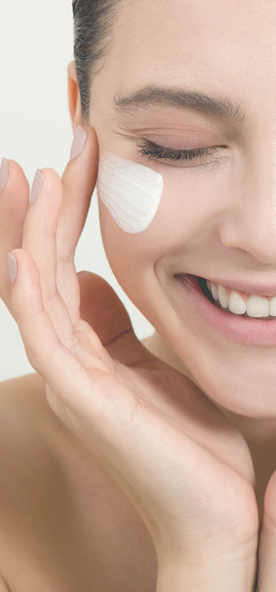 Immagine di una ragazza che sorride, molto naturale, con due linee bianche sulle guance